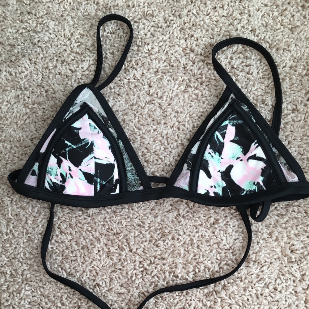 Bikini top with mesh accent